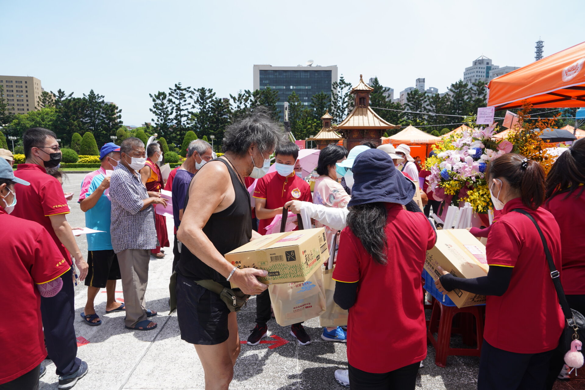 行動佛殿168站圓滿大法會，本會關懷弱勢發送物資