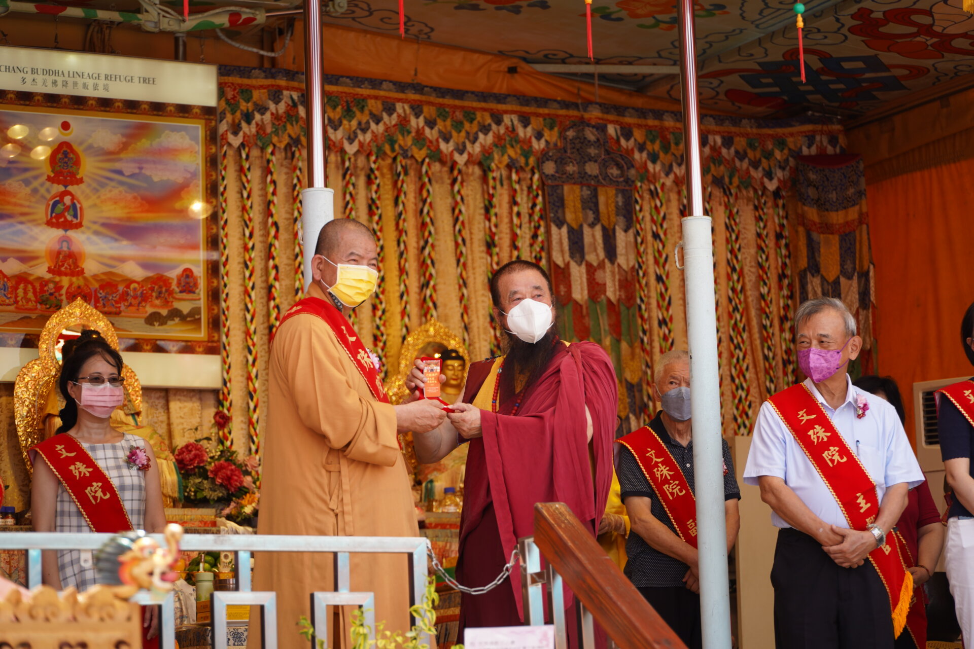 行動佛殿168站啟建觀音菩薩吉祥日暨行動佛殿佛光遍照環島祈福圓滿大法會，本會指導上師恆性嘉措仁波且(右)致贈文殊菩薩墜子給明光法師(左)