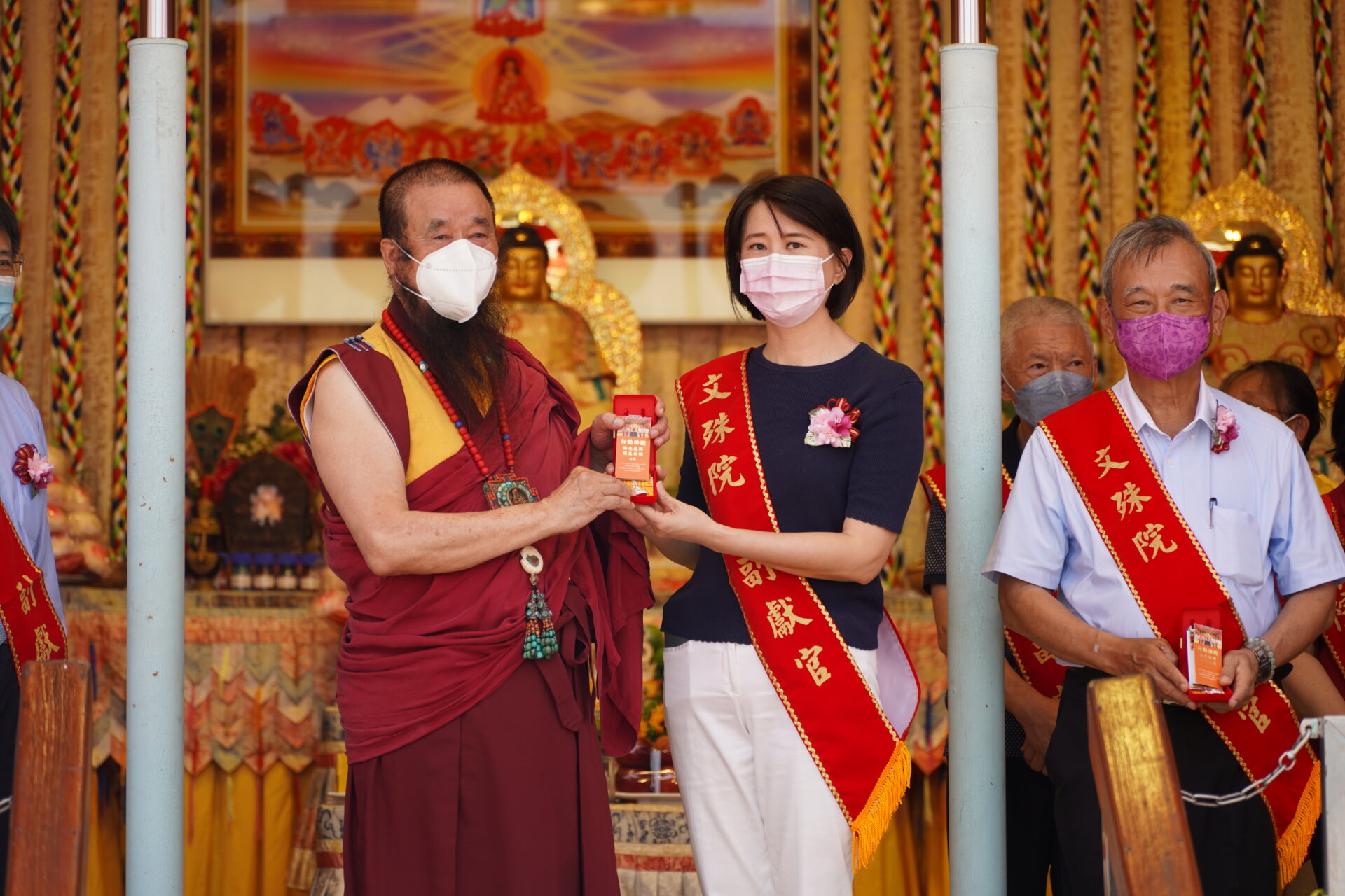 行動佛殿168站啟建觀音菩薩吉祥日暨行動佛殿佛光遍照環島祈福圓滿大法會，本會指導上師恆性嘉措仁波且致贈文殊菩薩墜子給台北市議員王鴻薇