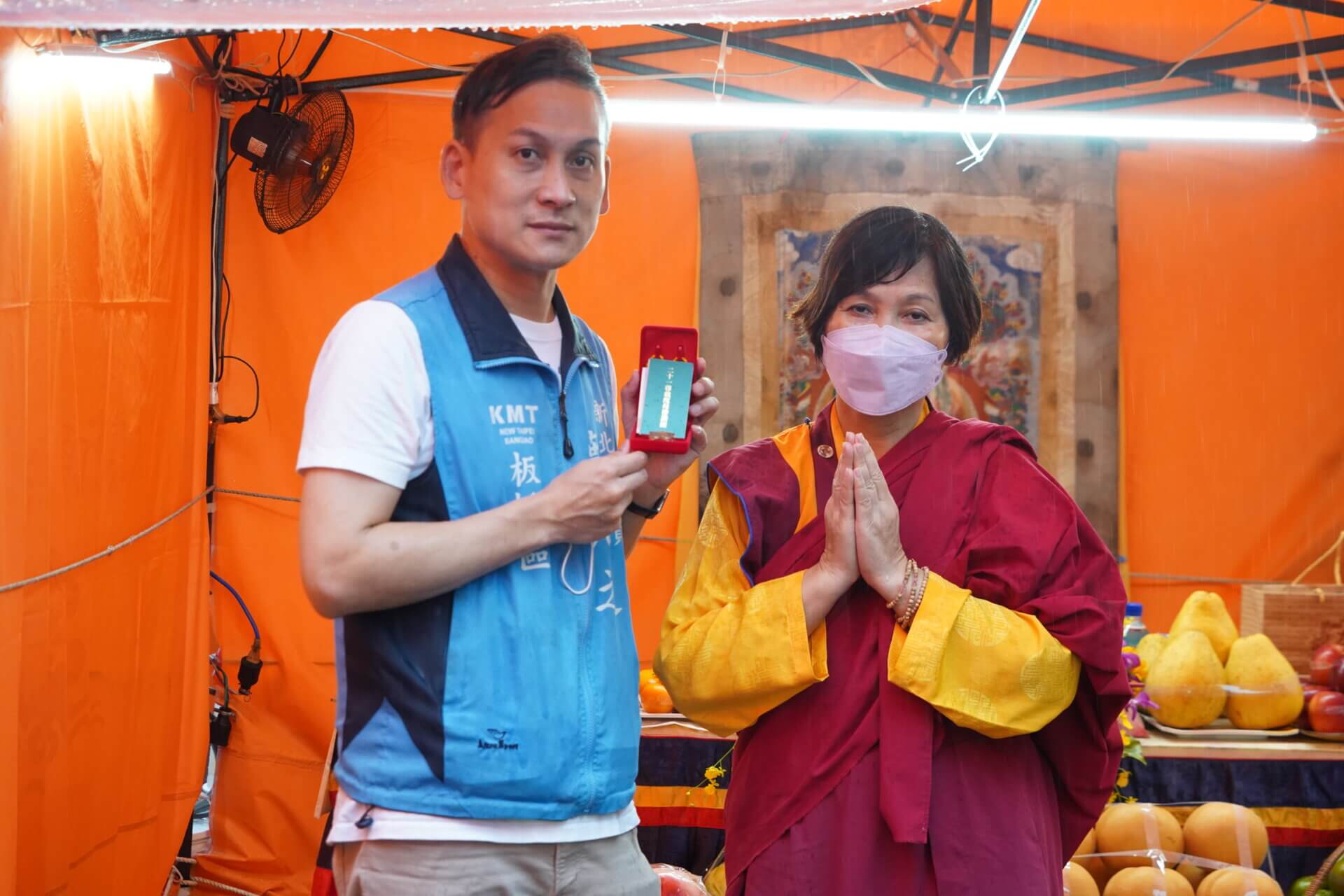 世界佛教正心會於板橋舉辦觀世音菩薩吉祥日法會，師姐致贈綠度母墜子給議員葉元之(左)