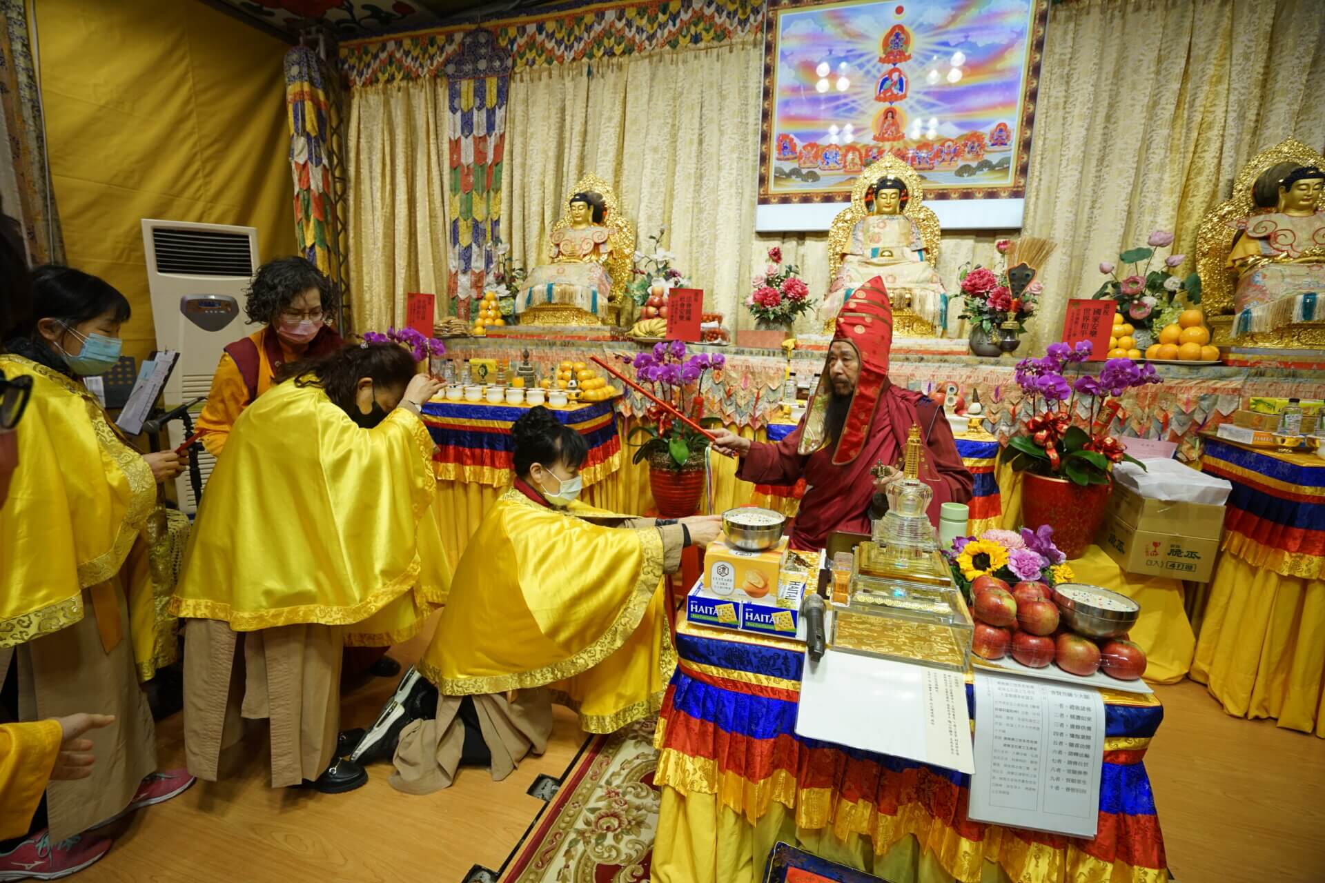 世界佛教正心會啟建新春祈福大法會，金剛上師持金剛杖為信眾一一加持
