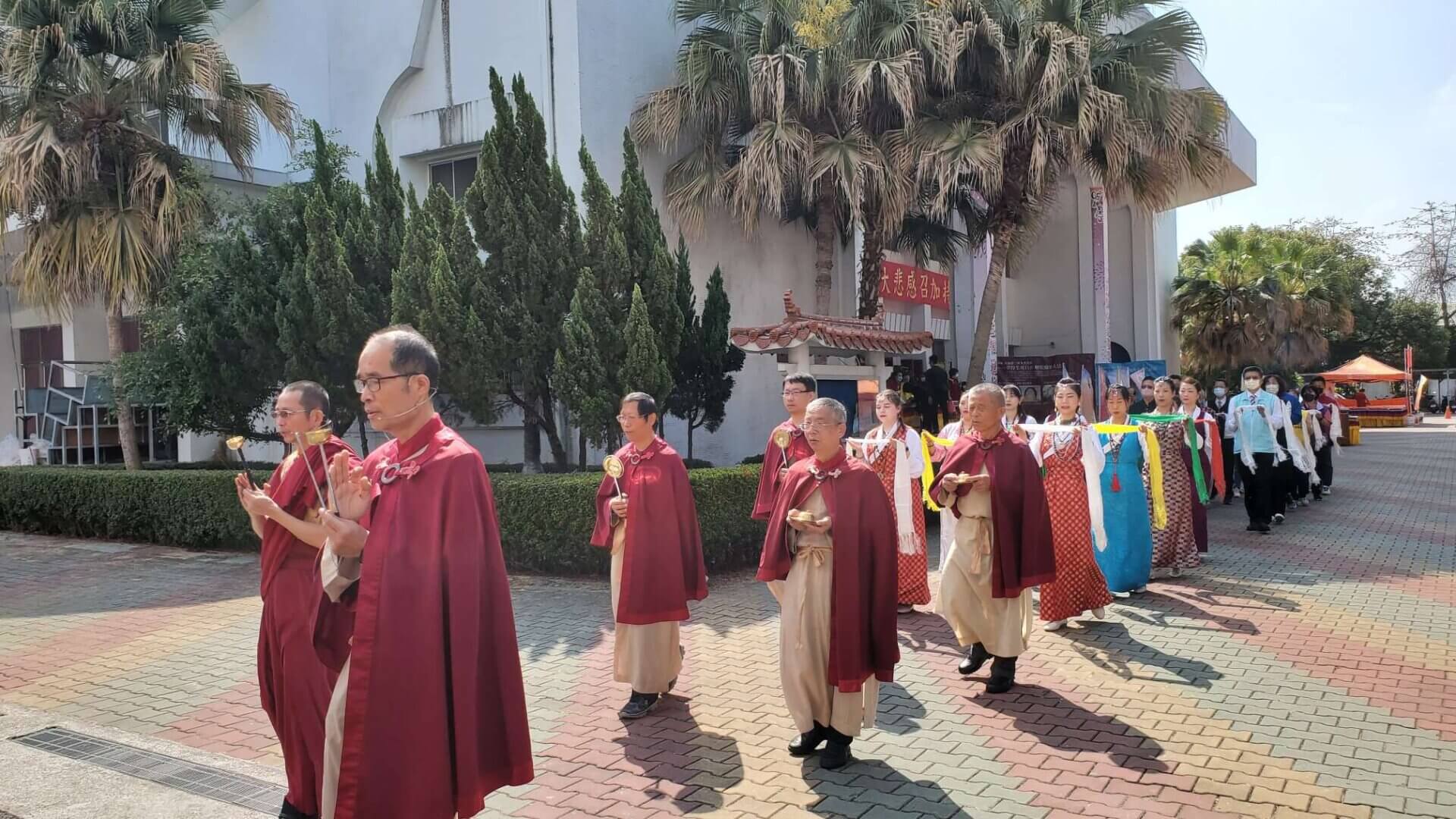 世界佛教正心會於3月11日假嘉義高中樹人堂舉辦《啟建 觀音大悲感召加持法會》，貴賓恭迎主法上師