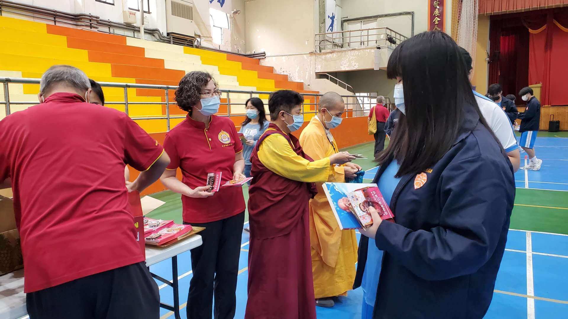 新竹香山高級中學學生祈福法會，法會圓滿發送加持物祝福學生金榜題名