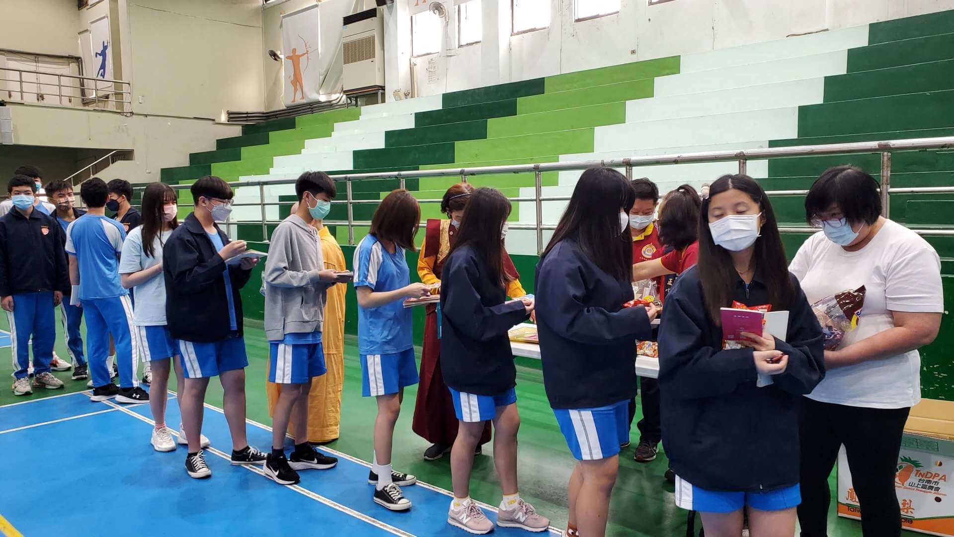 新竹香山高級中學學生祈福法會，法會圓滿發送加持物祝福學生金榜題名
