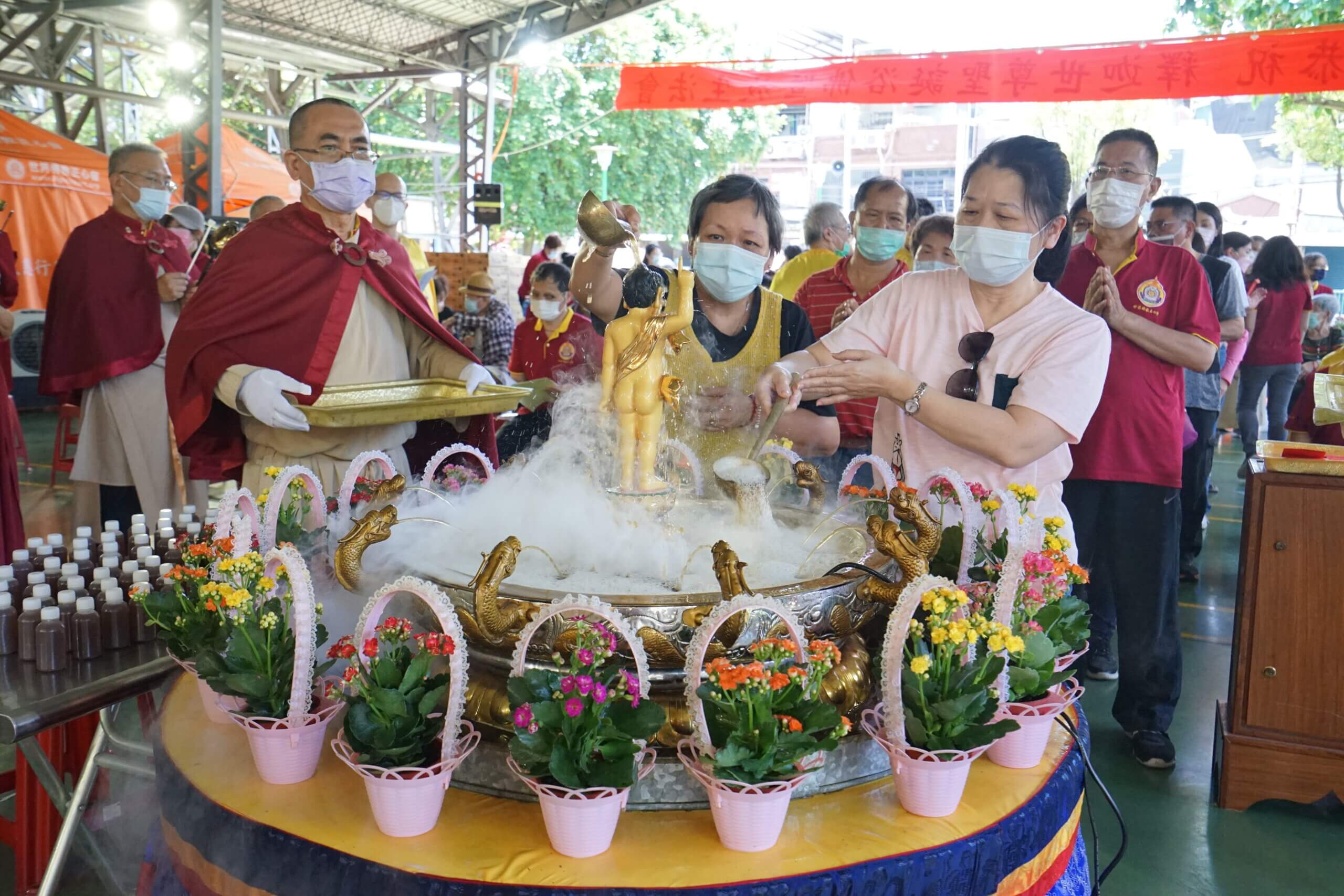 世界佛教正心會於板橋舉辦浴佛法會，上百信眾浴佛，法喜充滿