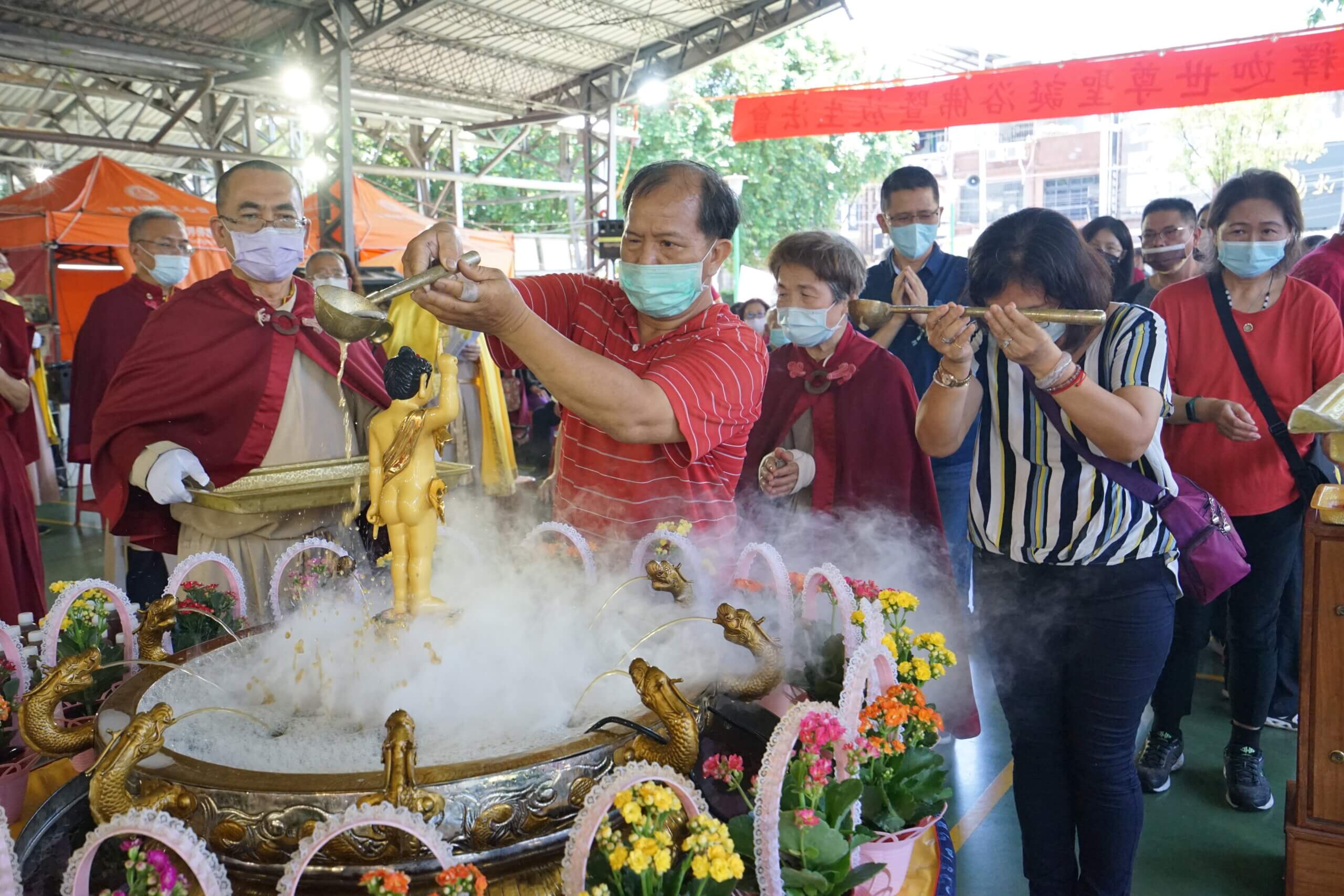 世界佛教正心會於板橋舉辦浴佛法會，上百信眾浴佛，法喜充滿