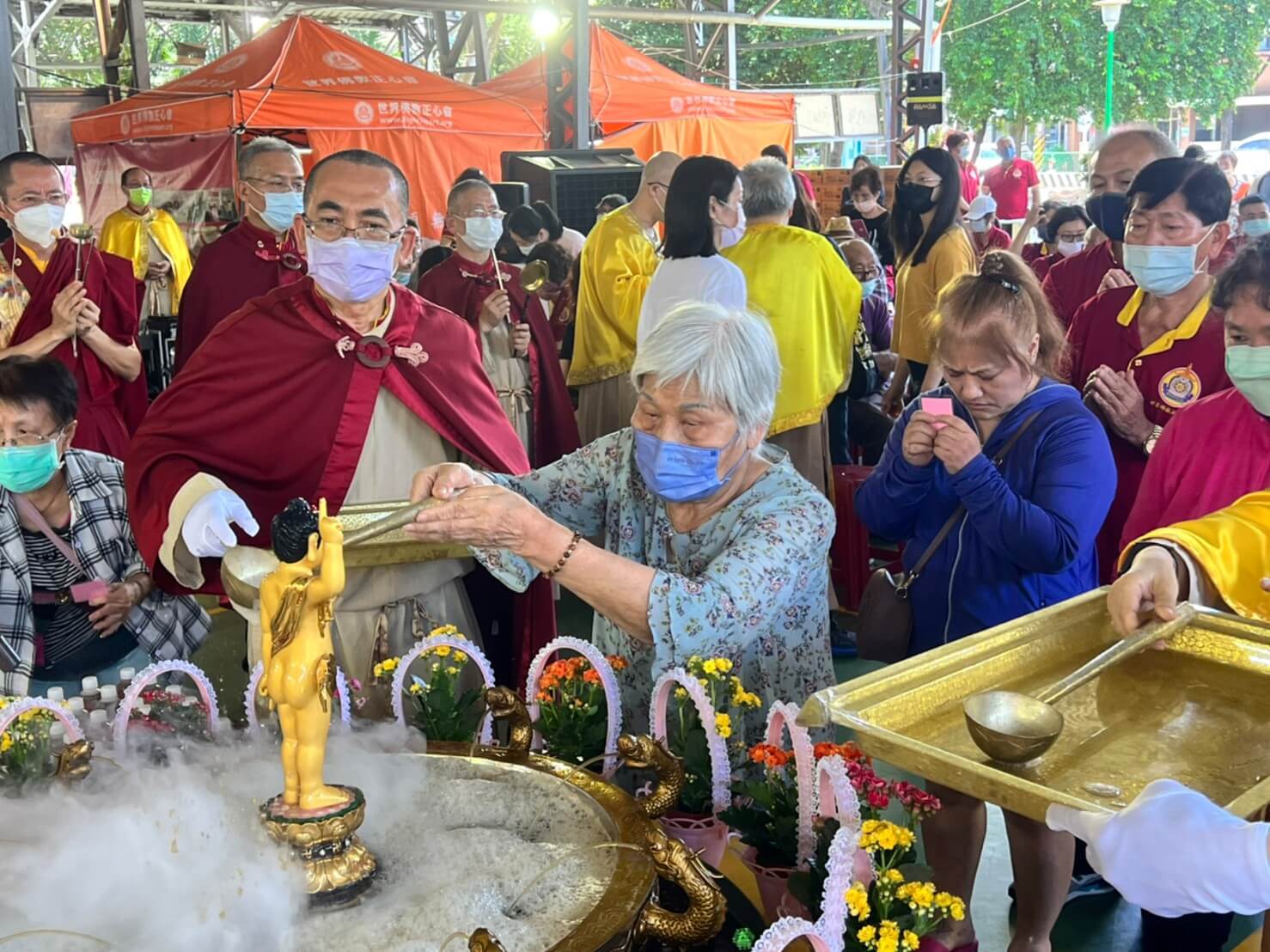 世界佛教正心會於板橋舉辦浴佛法會，92歲的謝媽媽特地前來浴佛，法喜充滿
