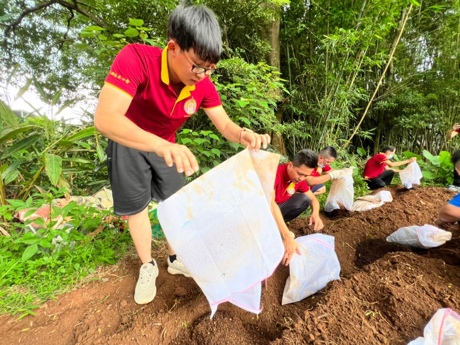 佛教正心會於金龜山啟建 恭祝南無第三世多杰羌佛佛誕暨護生法會 ，法會後放生地龍數十萬條