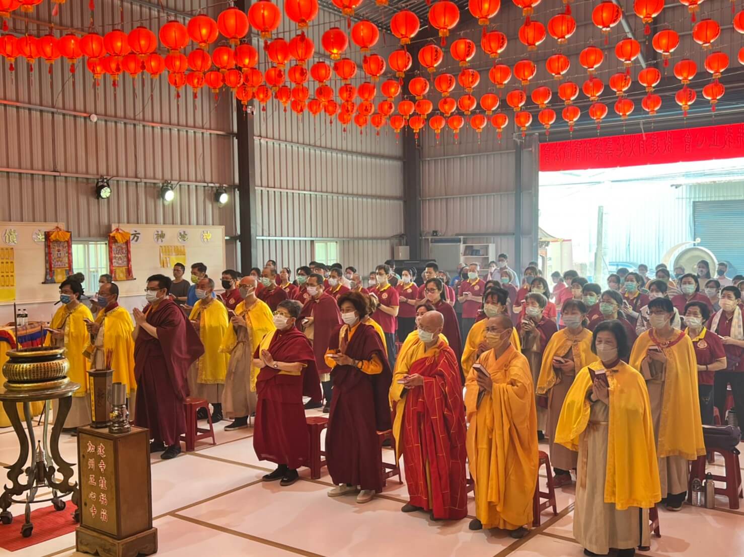 佛教正心會於金龜山啟建 恭祝南無第三世多杰羌佛佛誕暨護生法會 ，來自全國各地的信眾虔誠誦經祈福