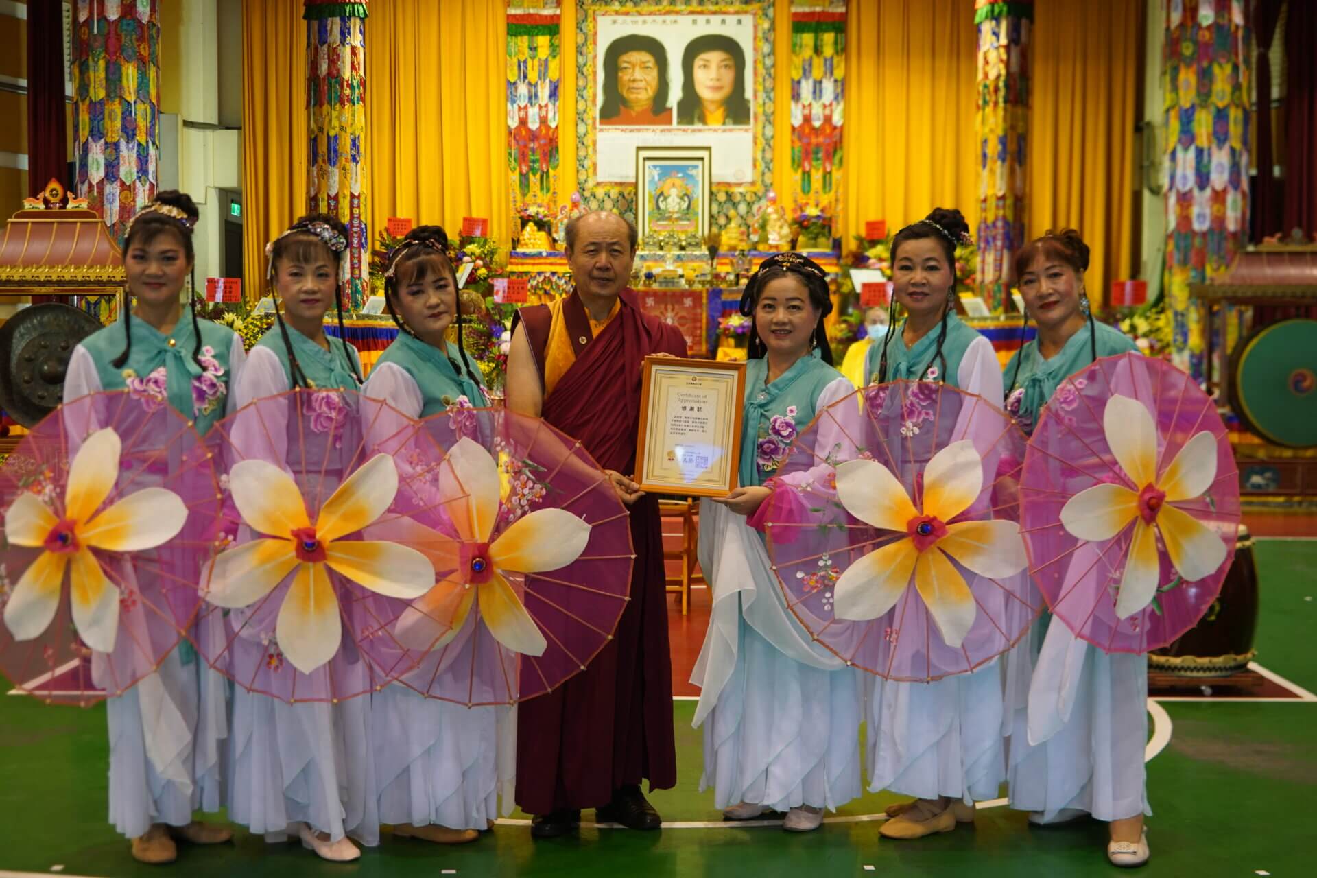 世界佛教正心會於田中龍江館舉辦法會 ，本會卓會長致贈感謝狀給來自南投的米兒詩舞社