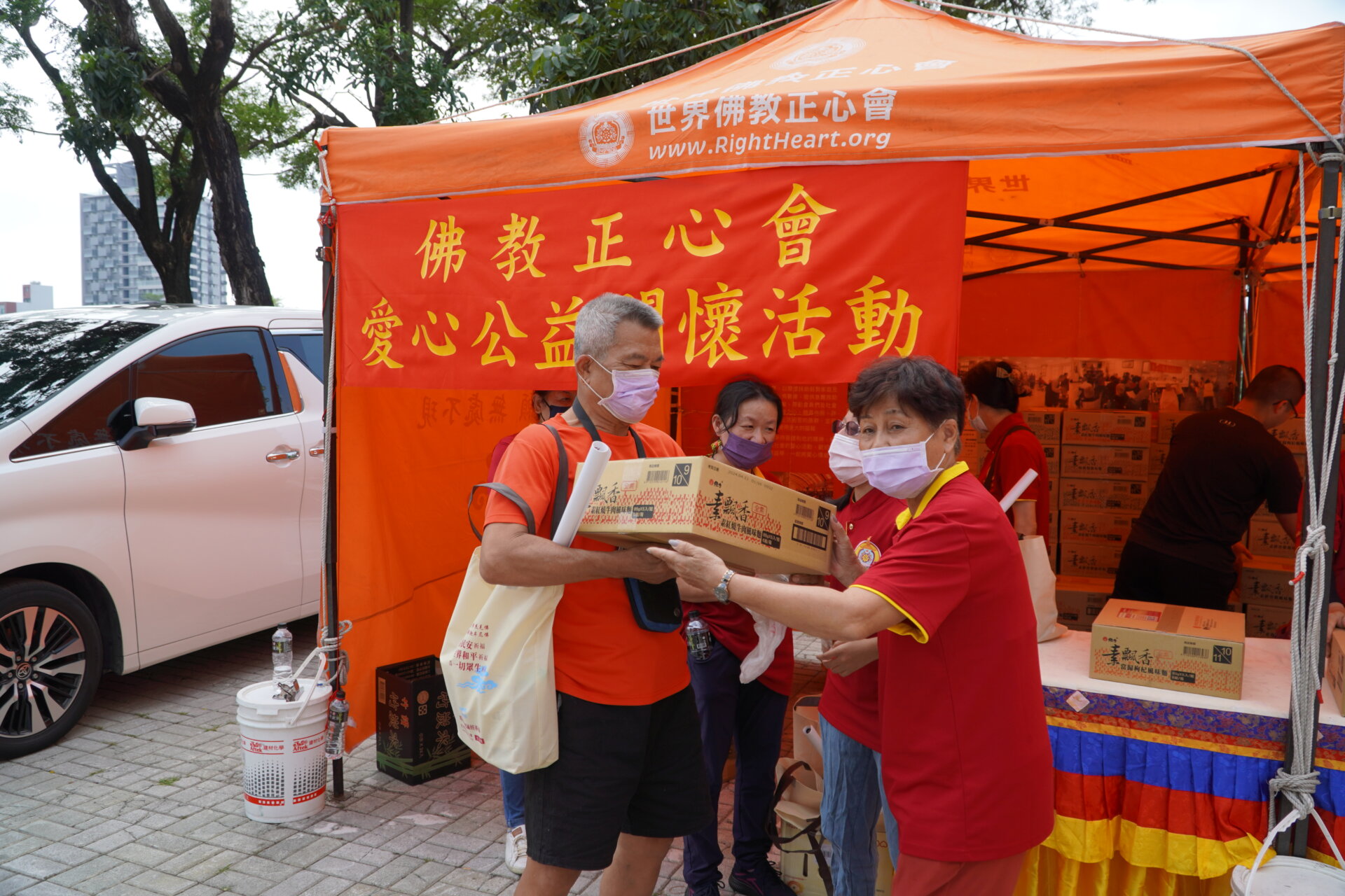 世界佛教正心會於觀音菩薩吉祥日舉辦殊勝法會，與鳳山區公所協力關懷當地弱勢家庭發送愛心物資