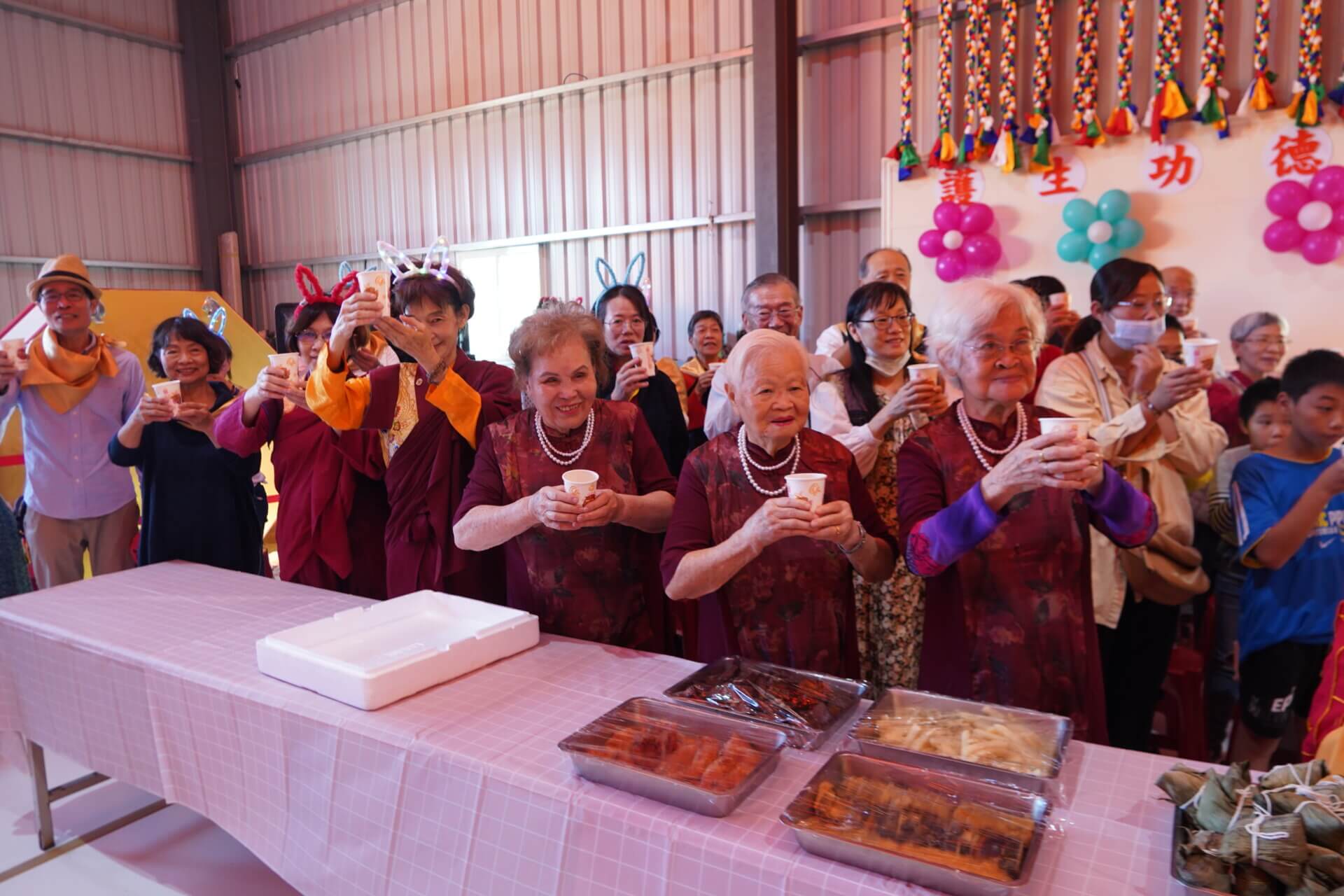 世界佛教正心會恭賀指導金剛上師恆性嘉措仁波且受贈子爵爵位六周年舉辦慶祝活動，大家舉杯祝賀