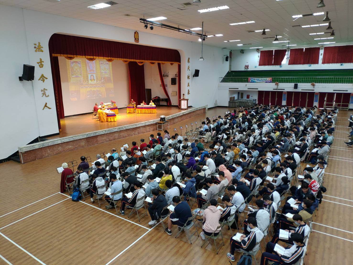 世界佛教正心會在嘉義高中舉辦年度"為學生祈福活動"，樹人堂中坐滿了學生、老師及本會師兄姊一同誦經祈福