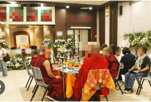 往者家眷延請喇嘛在告別式上誦經（非作者參加的告別式，僅為示意圖）