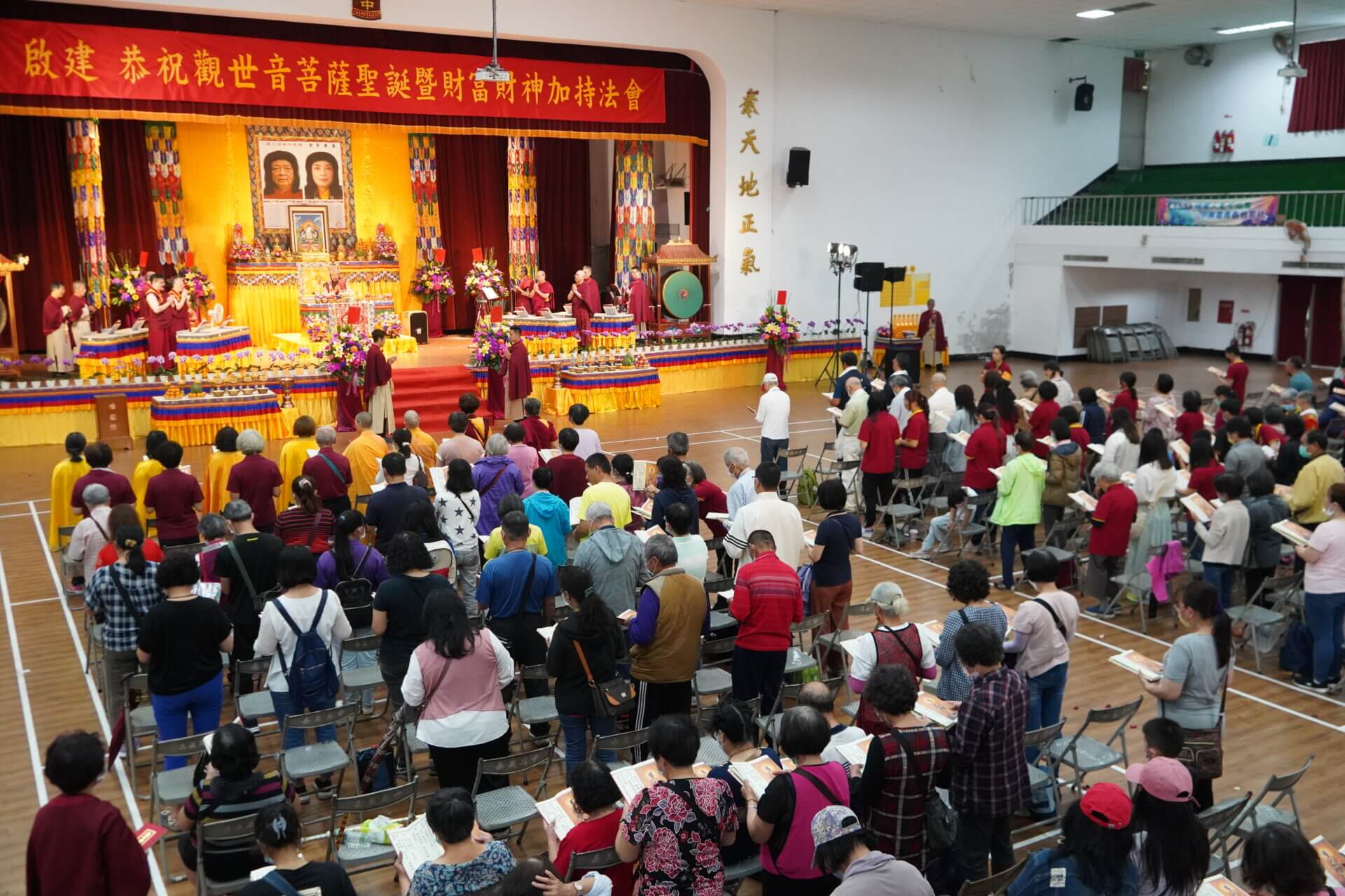 世界佛教正心會於3月31日假嘉義高中舉辦啟建恭祝觀世音菩薩聖誕暨財富財神加持法會，來自各地信眾虔誠誦經