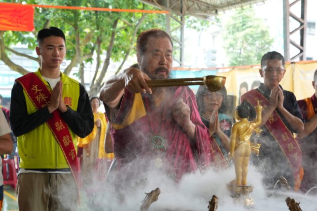 世界佛教正心會於板橋舉辦浴佛法會，本會指導金剛上師恆性嘉措仁波且(中)帶領貴賓浴佛慶祝母親節快樂