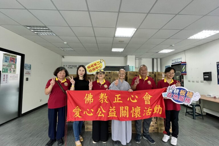 大悲行願 無處不現 世界佛教正心會捐助泡麵關懷弱勢