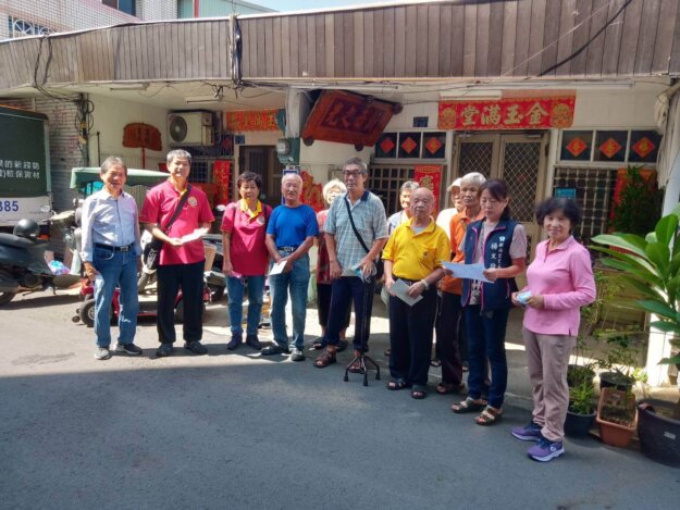 嘉義妙喜分院,由本會胡會長及當地里長,帶領義工師兄姊前至嘉義市新西里發送中秋重陽敬老禮金 嘉義妙喜分院,由本會胡會長及當地里長,帶領義工師兄姊前至嘉義市新西里發送中秋重陽敬老禮金