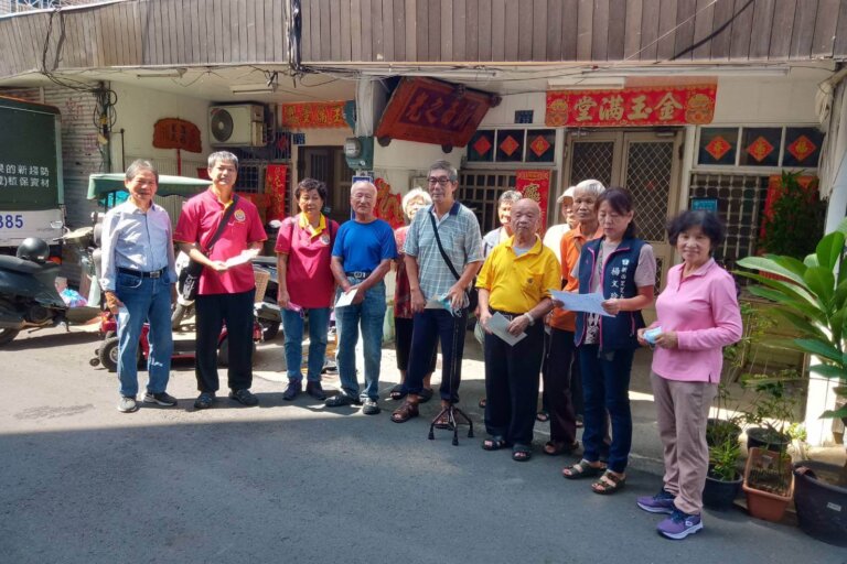 嘉義妙喜分院，由本會胡會長及當地里長，帶領義工師兄姊前至嘉義市新西里發送中秋重陽敬老禮金