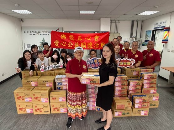 世界佛教正心會募集十方愛心捐贈民生物資給板橋第二社福中心，本會執行長陳和慧(左)將物資送到社福中心陳思穎主任(右)手上