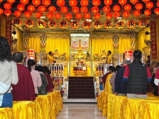 世界佛教正心會指導金剛上師恆性嘉措仁波且帶領所有信眾誦經祈福，殊勝圓滿