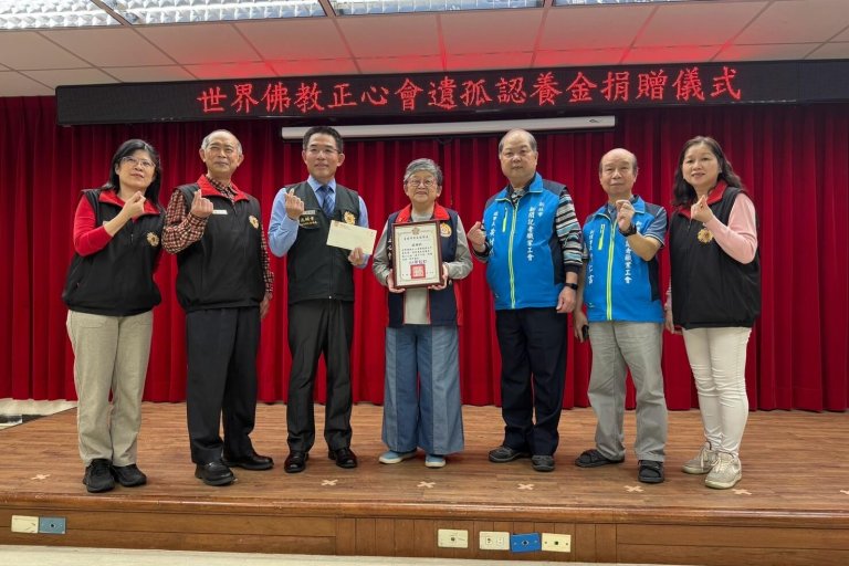 世界佛教正心會執行長陳和慧、臺北市榮服處處長黃信仁及新北市記者職業工會理事長黃村杉等合影
