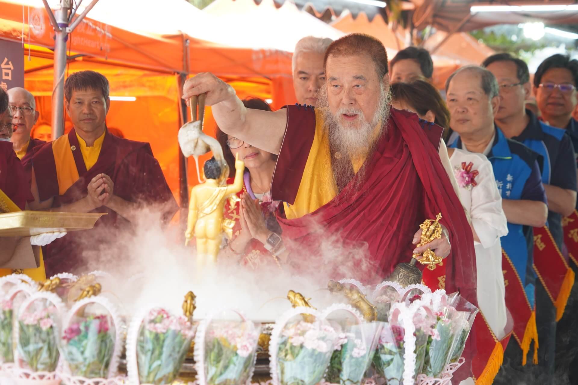 世界佛教正心會舉辦浴佛法會,指導上師恆性嘉措仁波且帶領貴賓浴佛