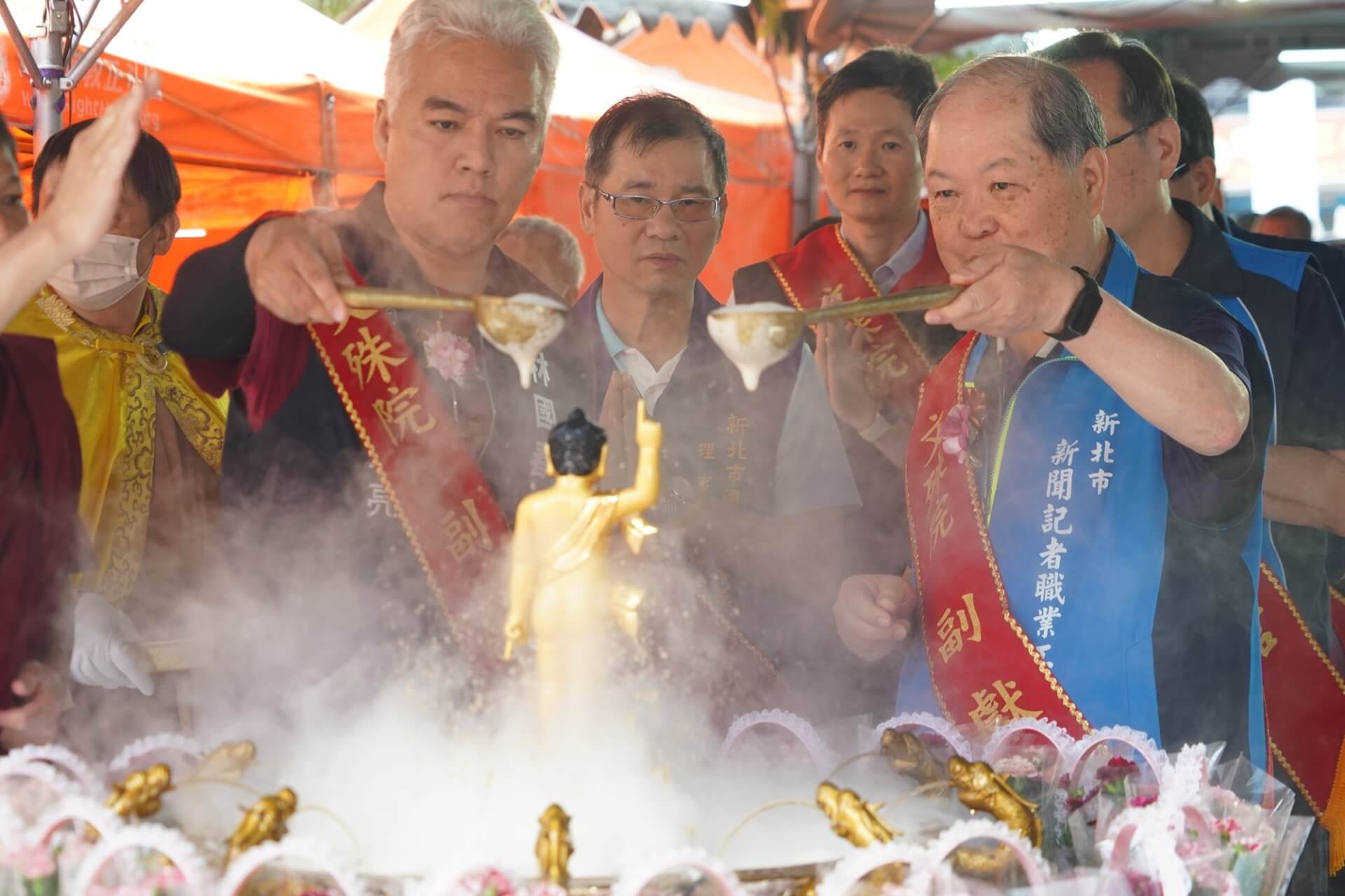 世界佛教正心會舉辦浴佛法會,貴賓歡喜浴佛