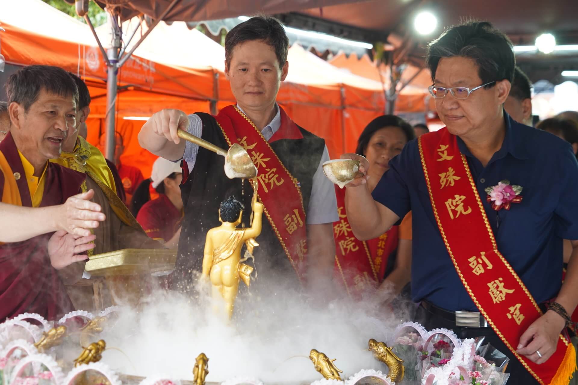 世界佛教正心會舉辦浴佛法會,貴賓歡喜浴佛