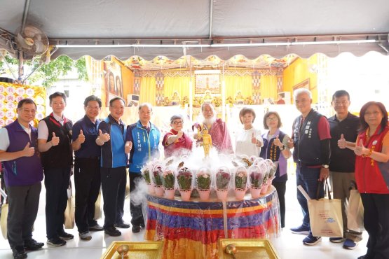 世界佛教正心會舉辦浴佛法會，指導上師恆性嘉措仁波且帶領貴賓浴佛