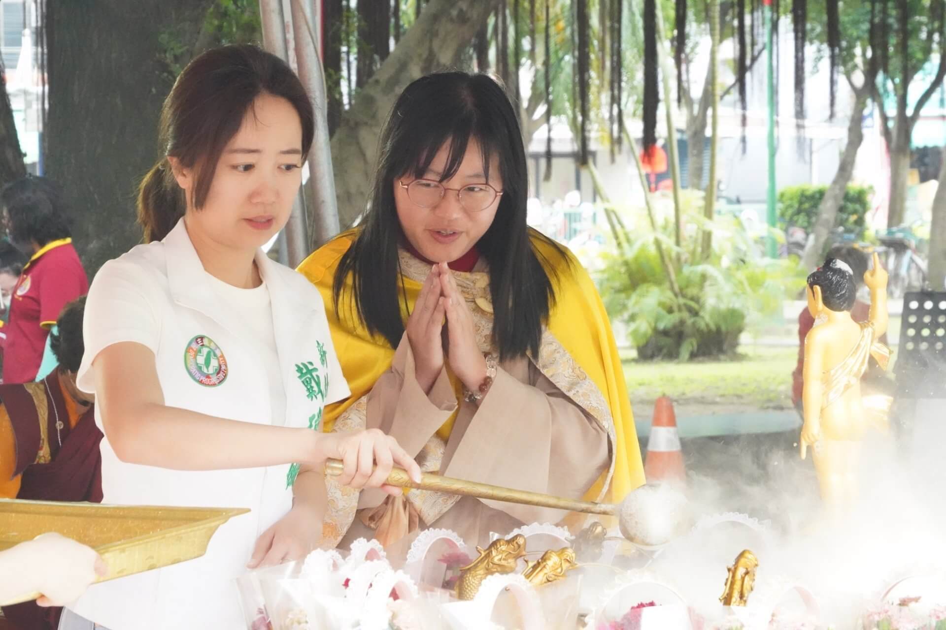 世界佛教正心會舉辦浴佛法會,新北市議員戴瑋姍歡喜浴佛