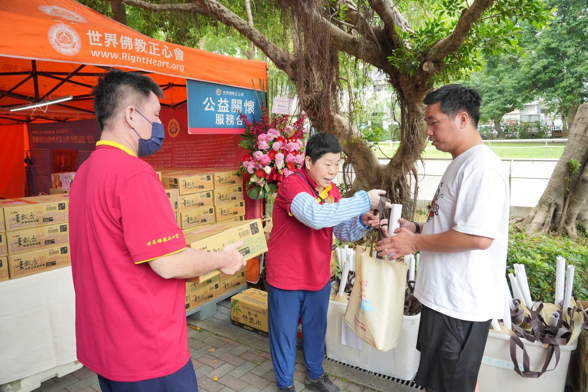 世界佛教正心會舉辦浴佛法會,法會圓滿後發送愛心物資給弱勢家庭
