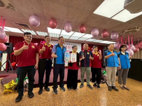 圖說:母親節前夕 世界佛教正心會至八德榮家捐贈弱勢榮民眷慰問金