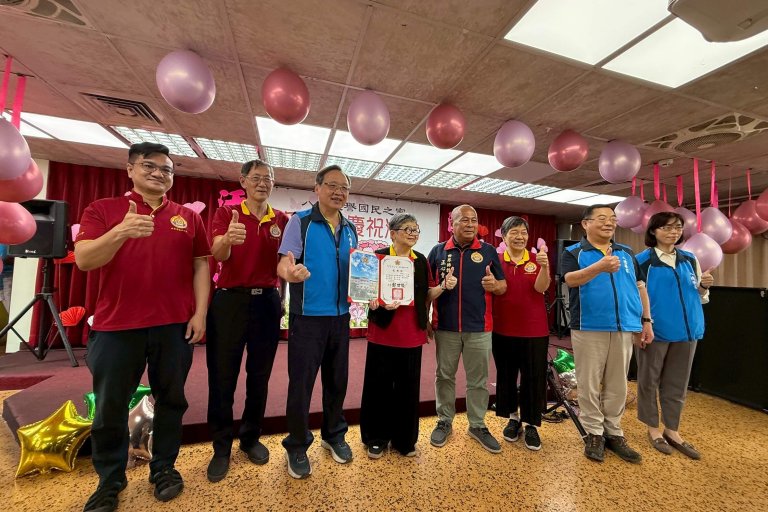 圖說:母親節前夕 世界佛教正心會至八德榮家捐贈弱勢榮民眷慰問金