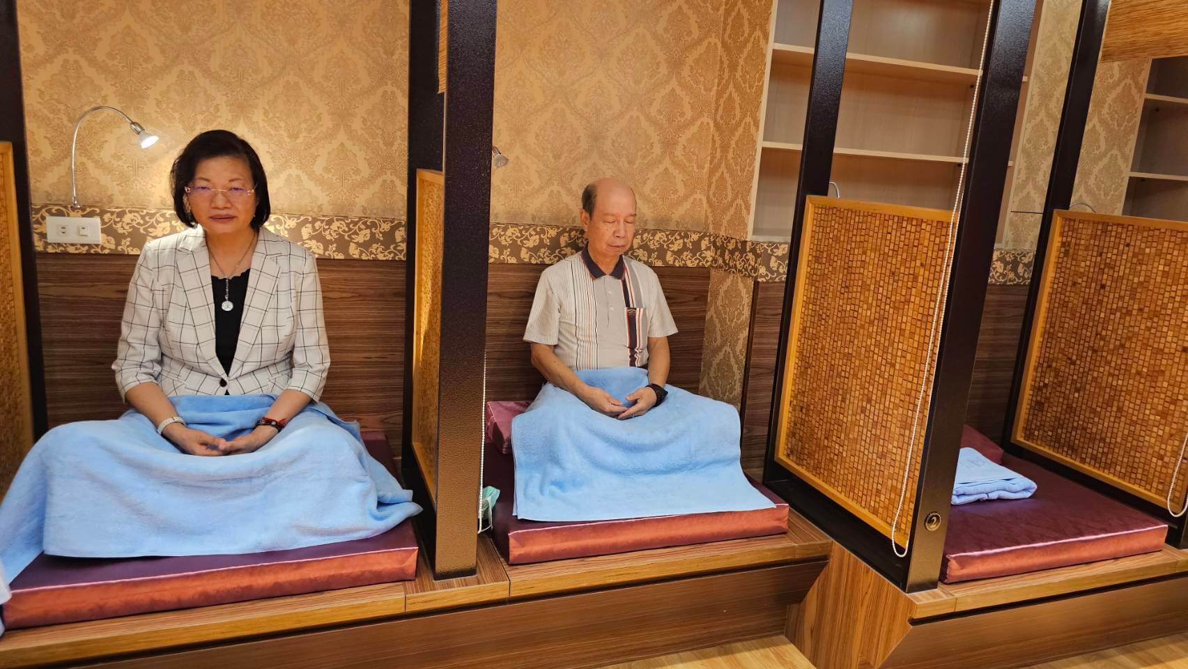 佛教正心會執行長邀請社會局李美珍局長、記者工會理事長等在文殊院二樓靜坐中心打坐