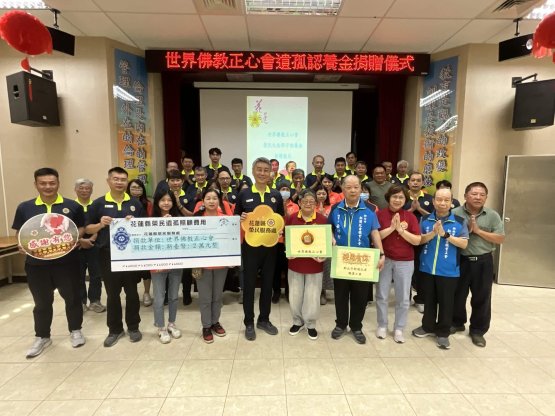 世界佛教正心會至花蓮榮服處公益關懷，該會陳和慧執行長(右五)、榮服處處長蕭振嘉(右六)、副處長陳靜如(右七)、榮家家主任游文勇(右一)、新北新聞記者公會黃理事長(右四)、葉副理事長(右二)及榮服處30幾位同仁共同見證。
