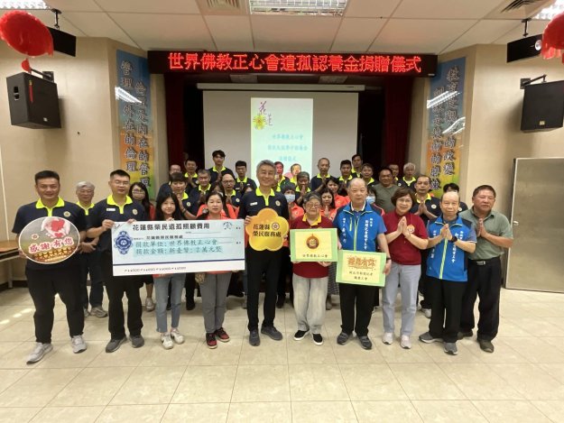 世界佛教正心會至花蓮榮服處公益關懷，該會陳和慧執行長(右五)、榮服處處長蕭振嘉(右六)、副處長陳靜如(右七)、榮家家主任游文勇(右一)、新北新聞記者公會黃理事長(右四)、葉副理事長(右二)及榮服處30幾位同仁共同見證。