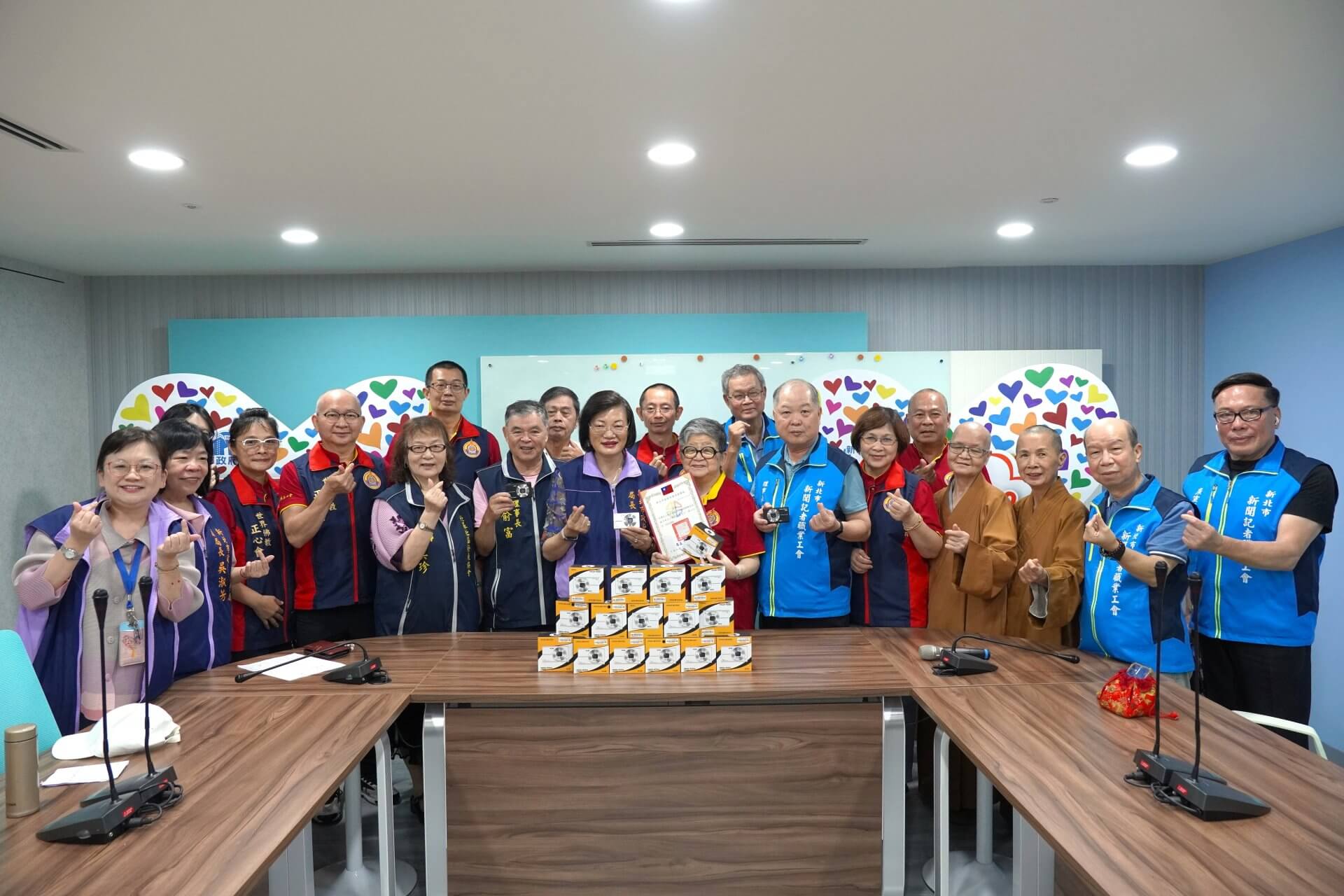 世界佛教正心會捐贈數位相機,由新北市社會局長李美貞頒發感謝狀,感謝本會熱心公益,媒合單位新北市新聞記者工會及承辦衛星據點的北基社區發展協會共同合影