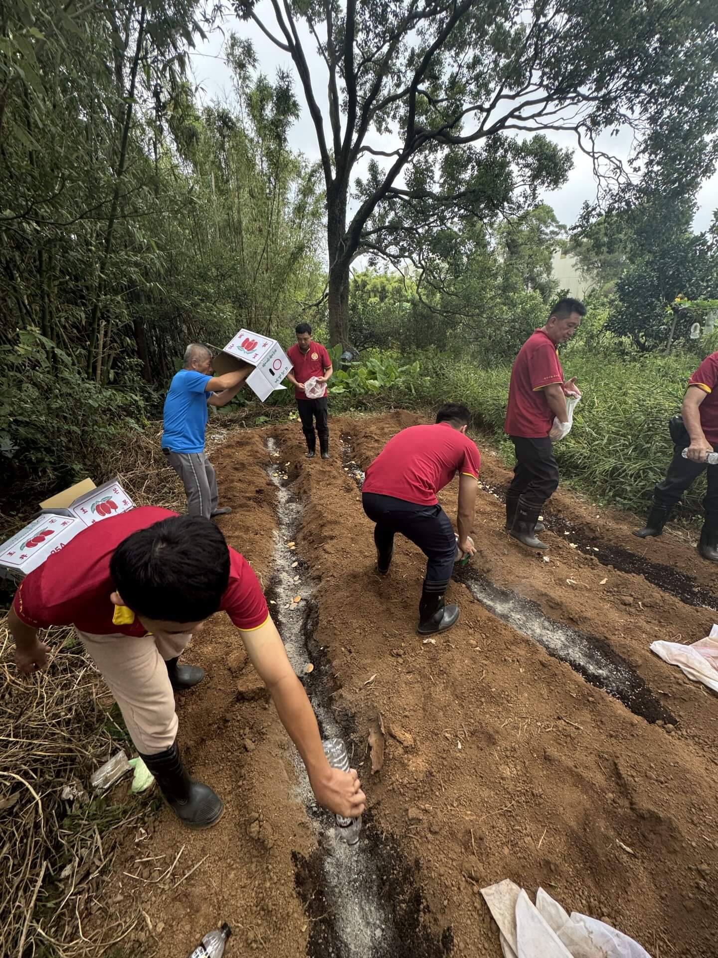 世界佛教正心會於教孝月啟建地藏法會，法會圓滿後放生地龍數十萬尾