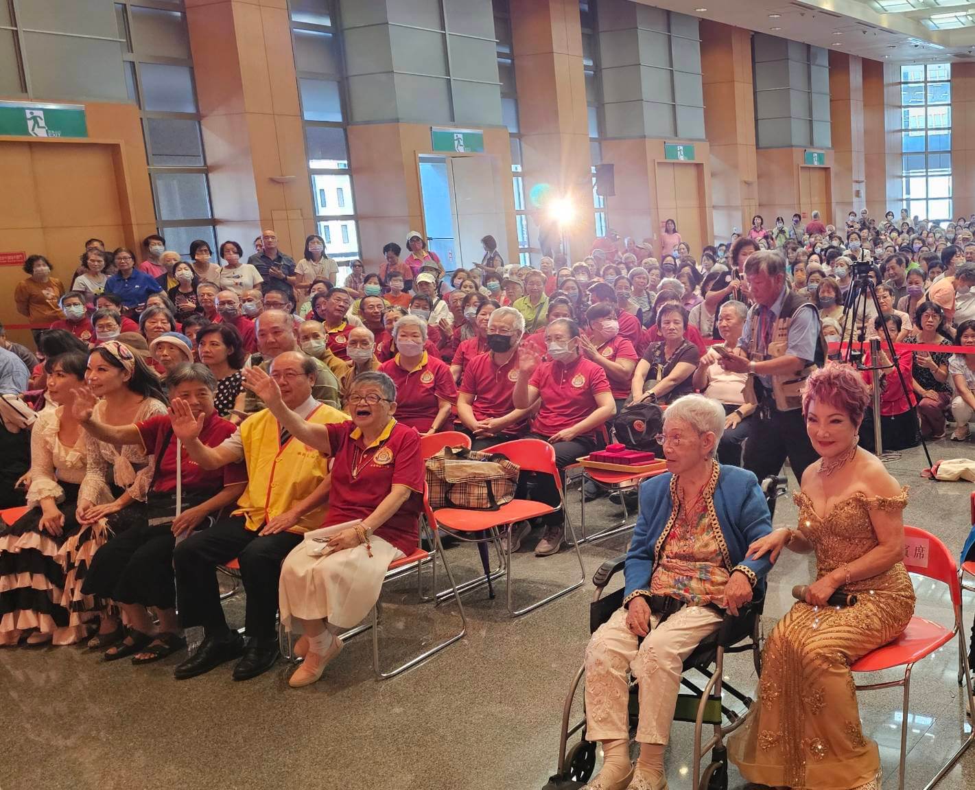 世界佛教正心會攜手新北市政府社會局、新聞記者工會舉辦重陽敬老演唱會,邀請蘋果花歌后楊燕女士登台演唱,楊燕105歲母親也到場,貴賓與現場千餘位民眾大合影