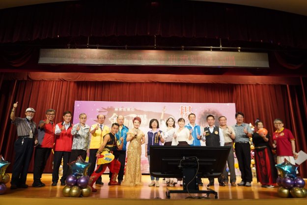 世界佛教正心會攜手新北市政府社會局、新聞記者工會舉辦重陽敬老演唱會，邀請蘋果花歌后楊燕女士登台演唱，社會局副局長許秀能、議會副秘書長李政勳及榮服處、榮家長官等大合影