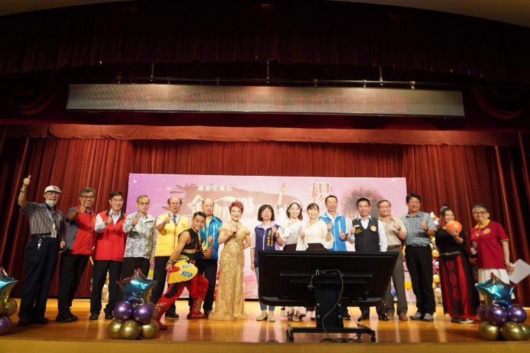 世界佛教正心會攜手新北市政府社會局、新聞記者工會舉辦重陽敬老演唱會，邀請蘋果花歌后楊燕女士登台演唱，社會局副局長許秀能、議會副秘書長李政勳及榮服處、榮家長官等大合影