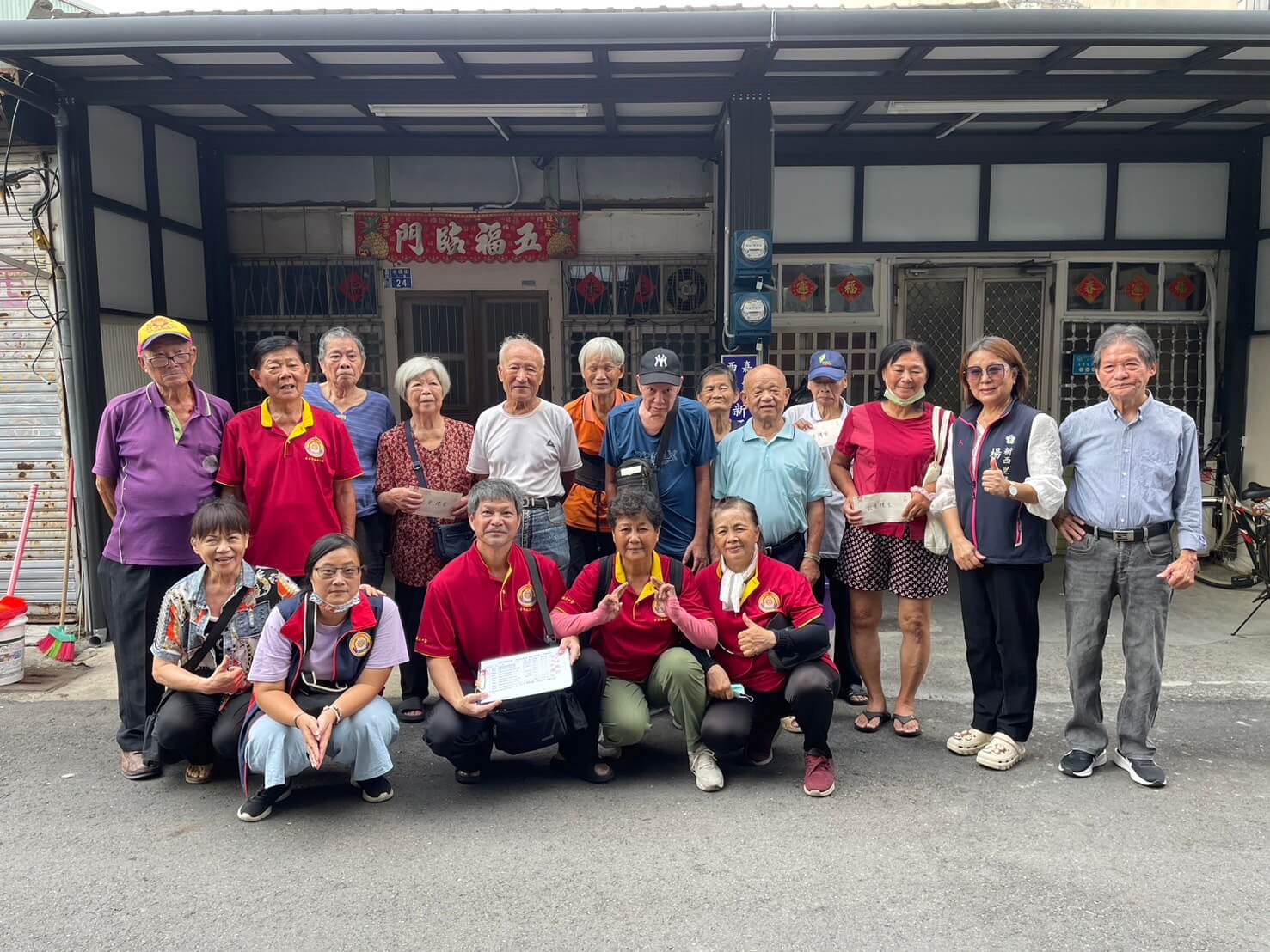 世界佛教正心會關懷獨居老人,致贈嘉義新西里長者中秋重陽禮金