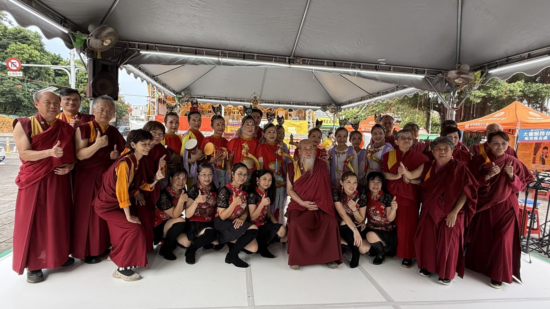 世界佛教正心會於高雄舉辦觀音法會，本會指導金剛上師恆性嘉措仁波且(中坐者)與表演團體芊音弦樂團、那瑪思提舞悅集合影