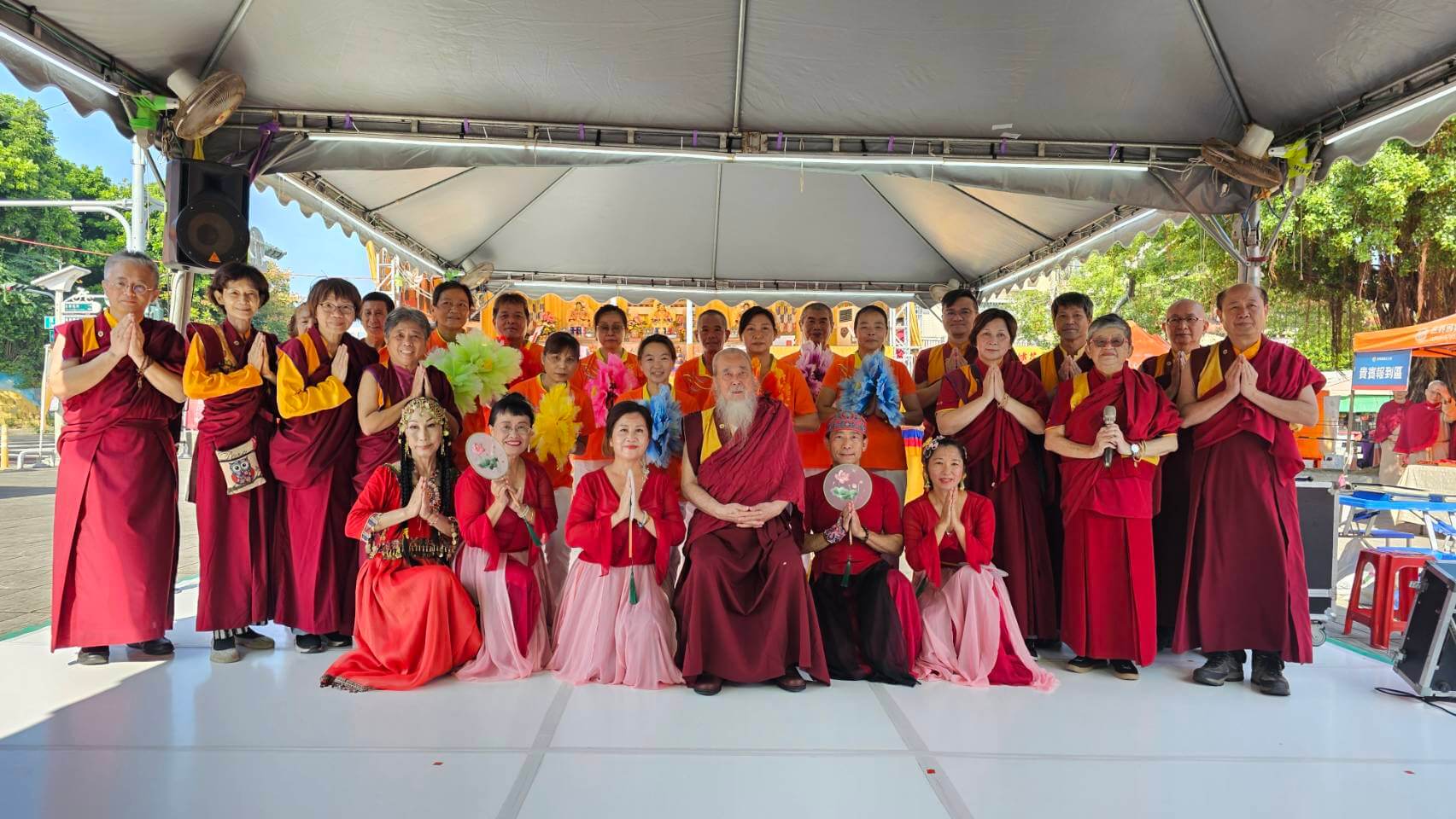 世界佛教正心會於高雄舉辦觀音法會，本會指導金剛上師恆性嘉措仁波且(中坐者)與表演團體高雄仙女慈善會、幸福甜甜圈及舞者羅瓊真合影