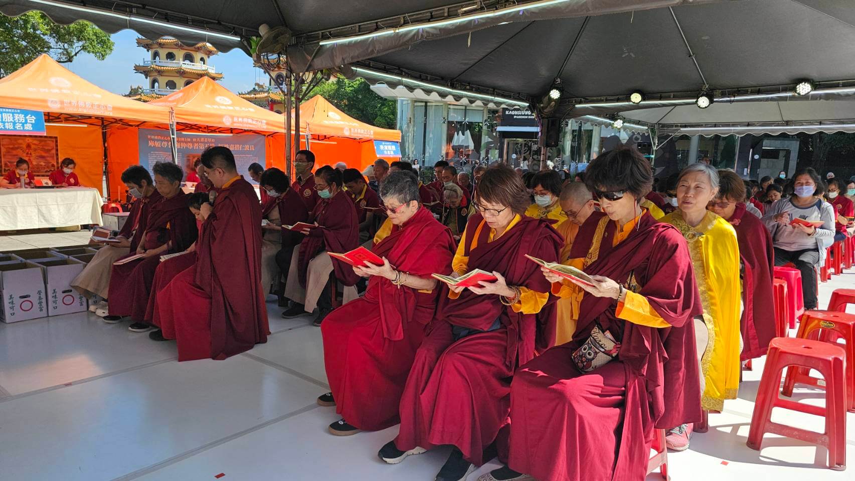 世界佛教正心會於高雄舉辦觀音法會，來自各地信眾虔誠誦經祈福