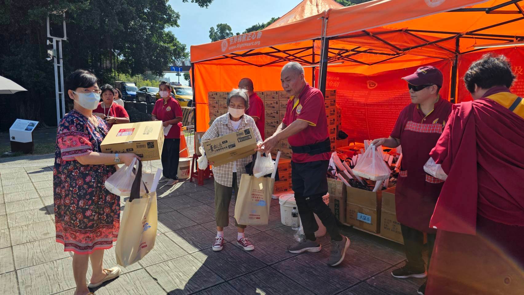 世界佛教正心會於高雄舉辦觀音法會，法會圓滿後發送愛心物資給當地弱勢家庭