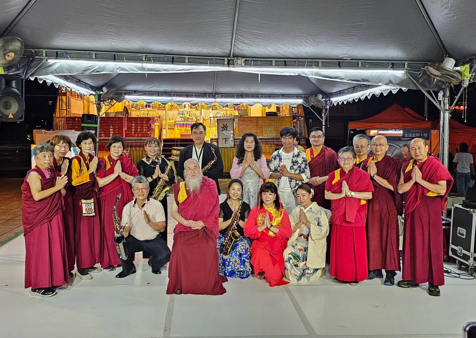 世界佛教正心會於高雄舉辦觀音法會，該會指導金剛上師恆性嘉措仁波且(中坐者)與表演團體夢田藝社、屏東縣南臺灣音樂交流協會合影