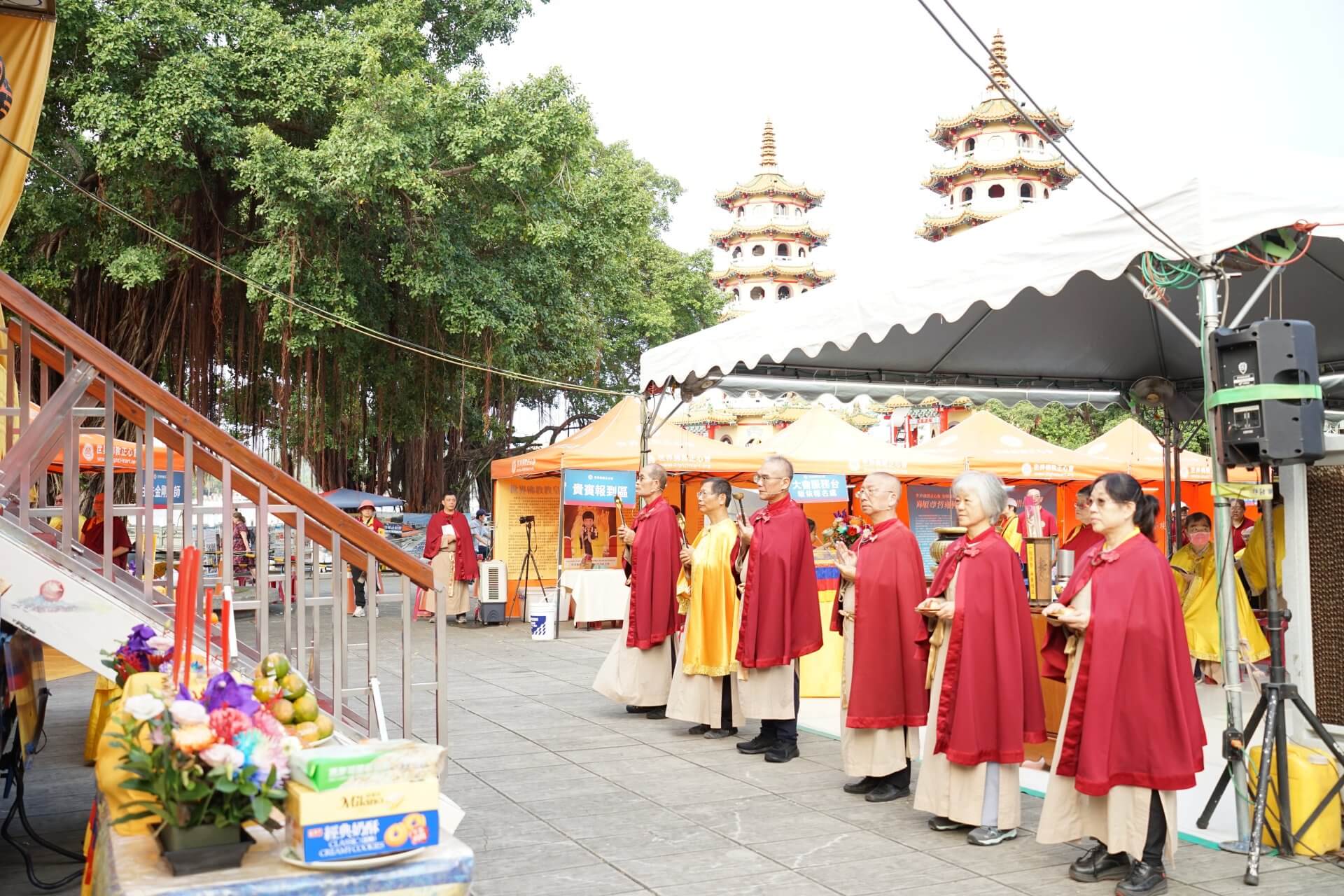 世界佛教正心會於高雄舉辦觀音法會，來自各地信眾虔誠誦經祈福