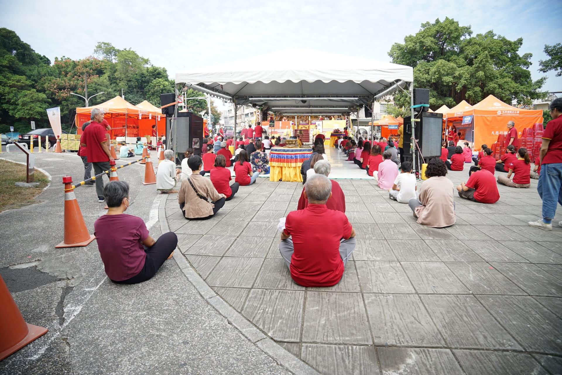 世界佛教正心會於高雄舉辦觀音法會，於戶外舉行觀音大悲感召加持法會